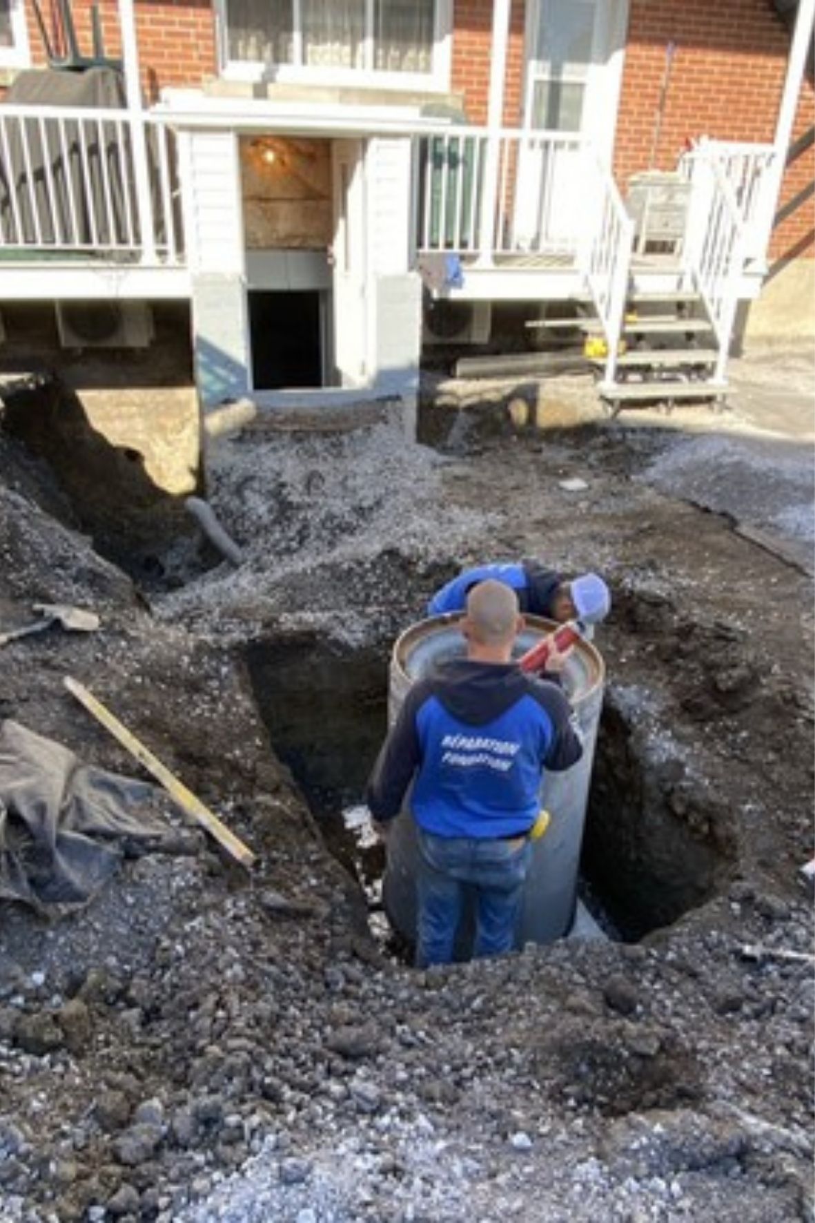 Excavation résidentielle autour d’un bâtiment avec sol dégagé et accès aux fondations  sur la Rive-Sud de Montréal